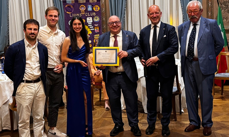 Assegnati i premi Fraternity Award 2024. Le associazioni selezionate dalla giuria e vincitrici: prima classificata: AGESCI. Seconde classificate: Associazione DELFINO e Associazione Per Contare di Più ODV